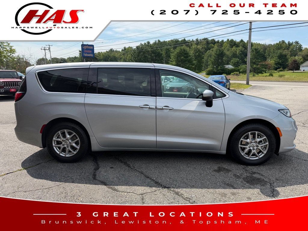 Used 2023 Chrysler Pacifica Touring-L FWD image 8