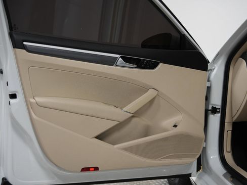 Used 2018 Volkswagen Passat 2.0T R-Line w/ R-Line Lighting Package image 20