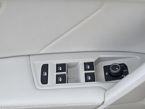 Used 2022 Volkswagen Tiguan SE image 25