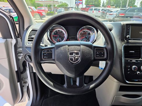 Used 2019 Dodge Grand Caravan SE w/ UConnect Hands-Free Group FWD image 6