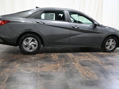 Used 2025 Hyundai Elantra SE image 4