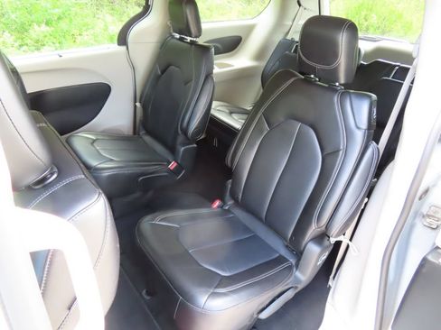 Used 2024 Chrysler Pacifica Touring-L FWD image 29