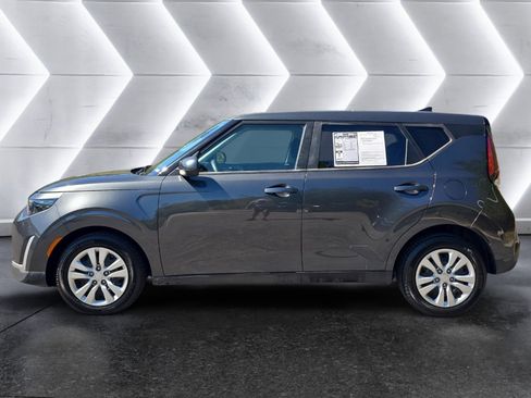 Used 2023 Kia Soul LX image 2