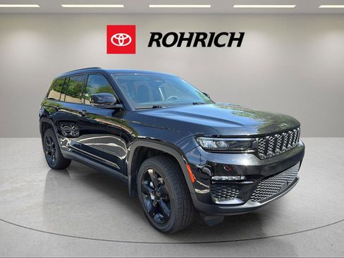 Used 2023 Jeep Grand Cherokee Limited w/ Black Appearance Package AWD/4WD image 4
