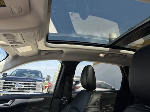 New 2025 Ford Escape SE w/ PHEV Premium Package FWD image 22