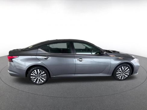 Used 2025 Nissan Altima 2.5 SV FWD image 16
