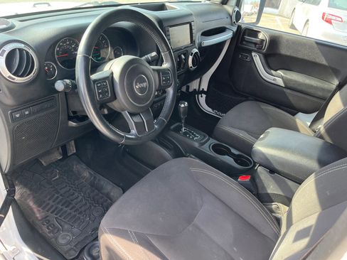 Used 2015 Jeep Wrangler Unlimited Rubicon w/ Connectivity Group image 7