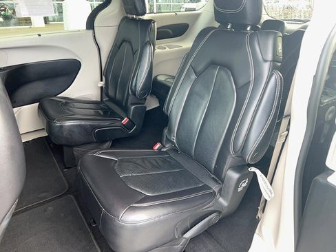 Used 2022 Chrysler Pacifica Touring-L image 20
