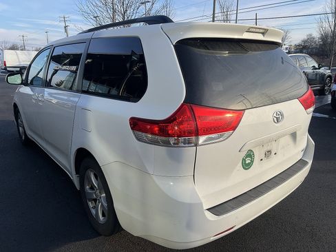 Used 2012 Toyota Sienna LE image 5