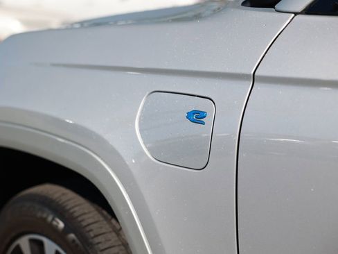 Used 2023 Jeep Grand Cherokee Overland w/ Advanced Protech Group III AWD/4WD image 15