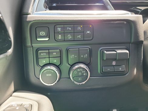 Used 2026 Chevrolet Suburban Premier AWD/4WD image 26