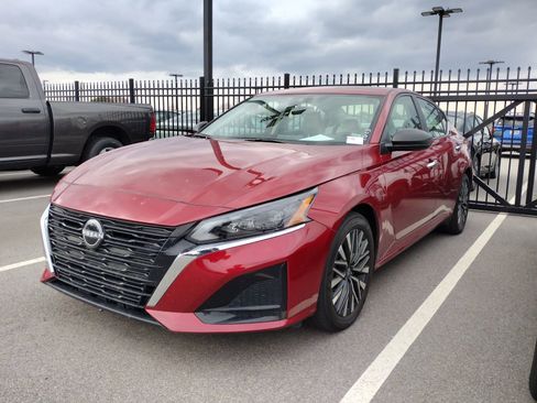 Used 2025 Nissan Altima 2.5 SV image 3