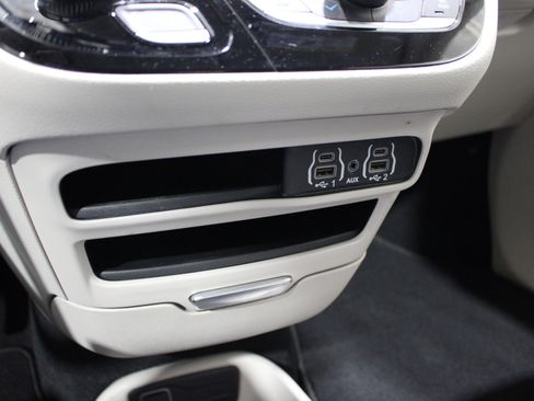 Used 2023 Chrysler Pacifica Touring-L FWD image 18