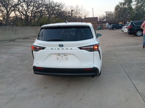 Used 2025 Toyota Sienna LE image 10