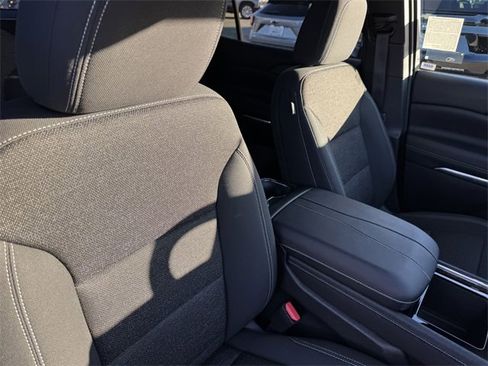 Used 2025 Chevrolet Traverse LT image 6