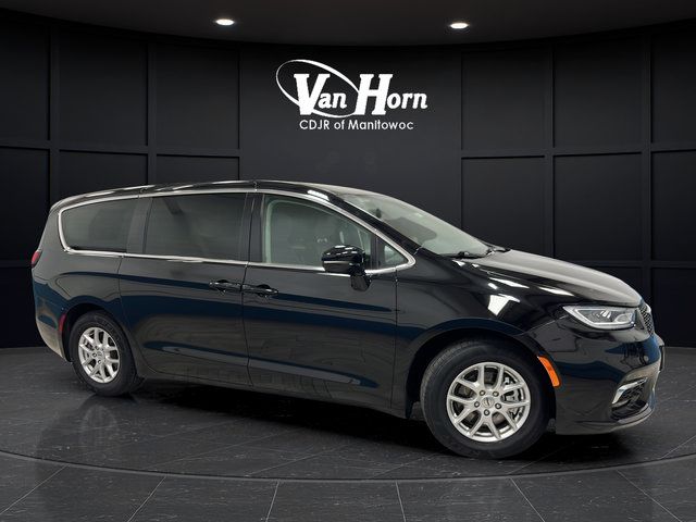Used 2024 Chrysler Pacifica Touring-L FWD image 1