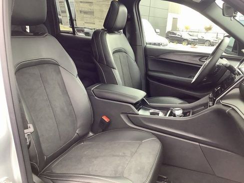 New 2025 Jeep Grand Cherokee Altitude image 37