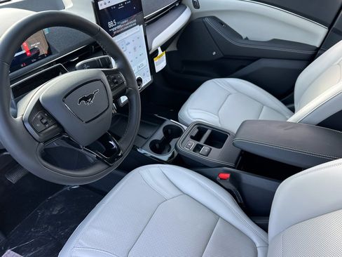 Used 2025 Ford Mustang Mach-E Premium image 9
