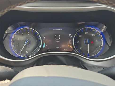 Used 2025 Chrysler Pacifica Select FWD image 11