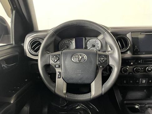Used 2017 Toyota Tacoma TRD Off-Road w/ Premium & Technology Package AWD/4WD image 14