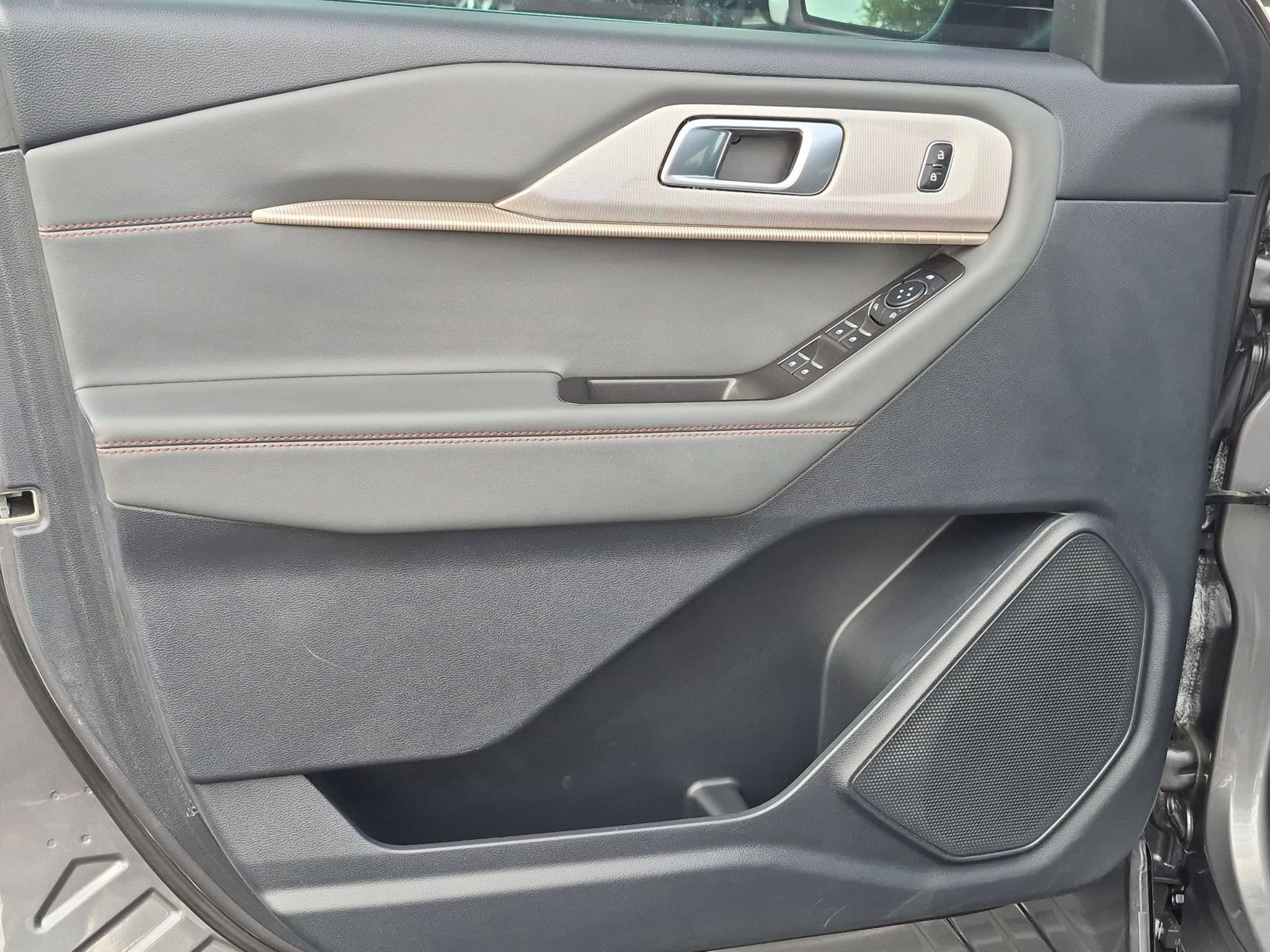 Used 2025 Ford Explorer Active RWD image 11