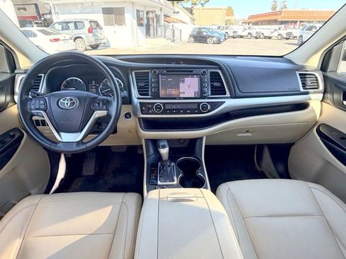 Used 2014 Toyota Highlander XLE image 30