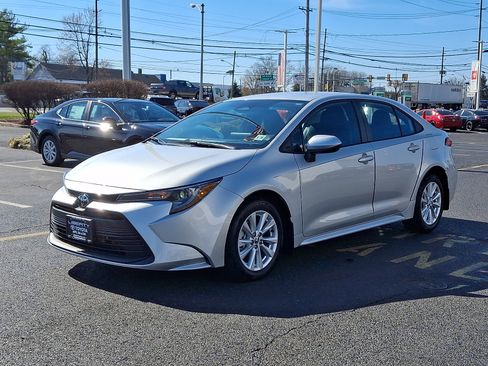 Used 2024 Toyota Corolla LE w/ LE Convenience Package image 3