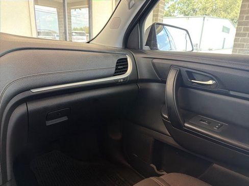 Used 2017 Chevrolet Traverse LT w/ Traveler's Package FWD image 17