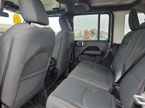 Used 2025 Jeep Wrangler Unlimited Sahara image 17