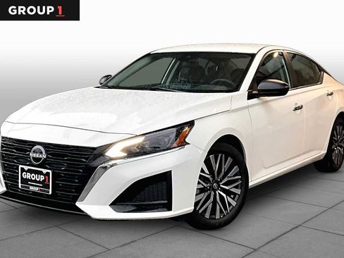 Used 2025 Nissan Altima 2.5 SV FWD image 1