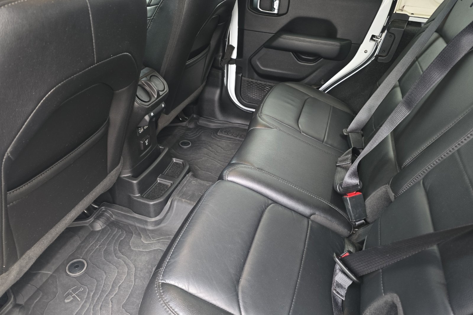 Used 2023 Jeep Wrangler Unlimited Sahara AWD/4WD image 9
