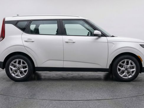 Used 2025 Kia Soul LX w/ LX Technology Package FWD image 11