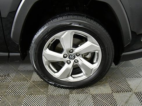 Used 2019 Toyota RAV4 Limited image 17