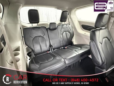 Used 2023 Chrysler Pacifica Touring-L FWD image 41