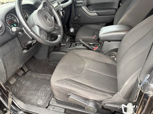 Used 2017 Jeep Wrangler Sport w/ Connectivity Group AWD/4WD image 12