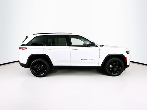 Used 2023 Jeep Grand Cherokee Limited w/ Black Appearance Package image 10
