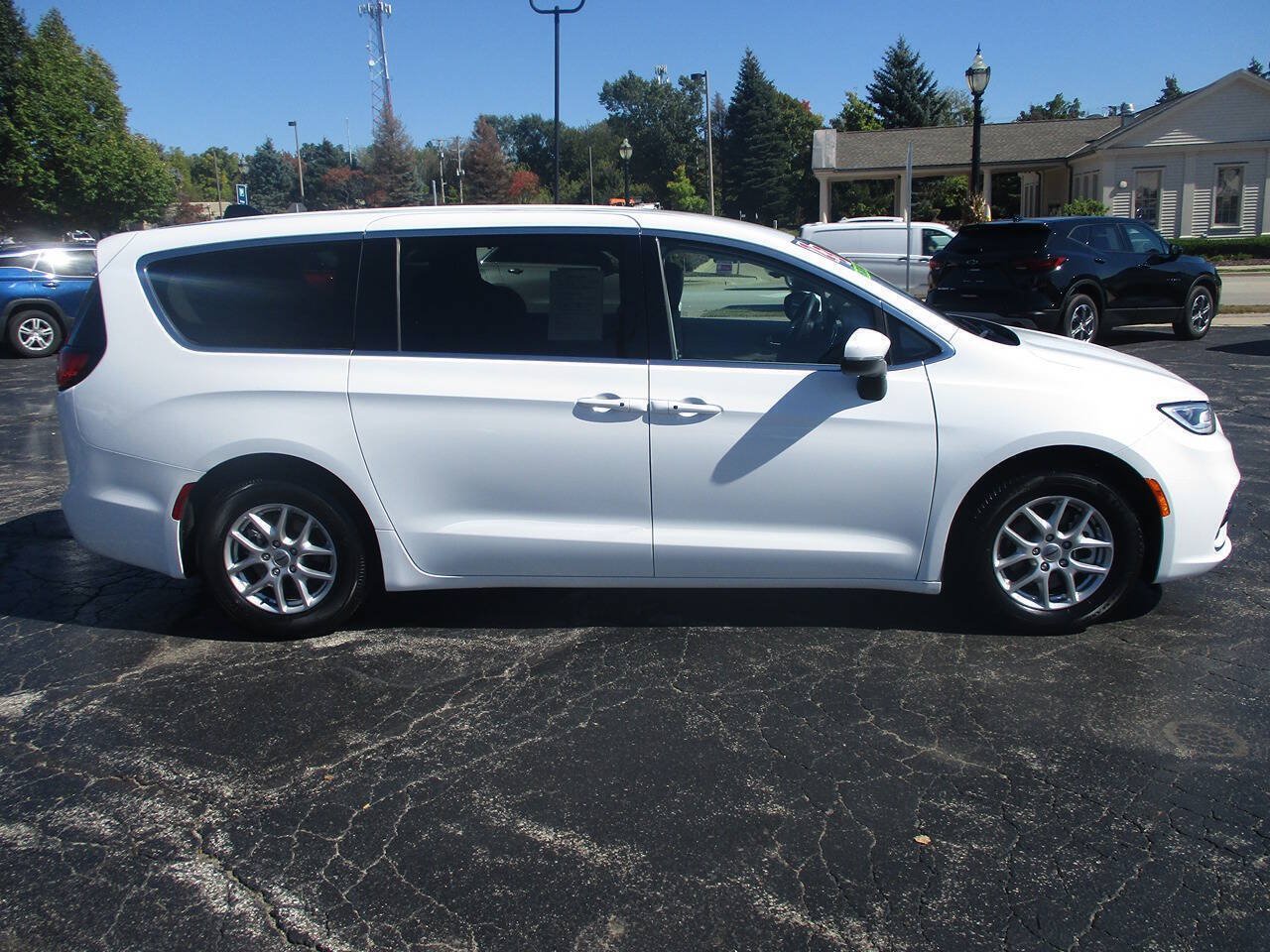 Used 2023 Chrysler Pacifica Touring-L FWD image 4