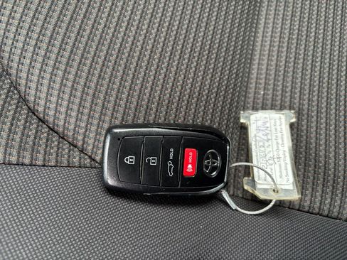 Used 2025 Toyota Highlander LE FWD image 20