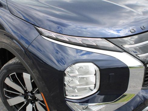 New 2025 Mitsubishi Outlander SE image 2