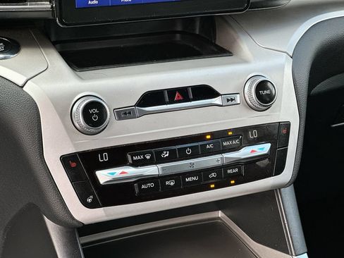 Used 2020 Ford Explorer XLT w/ Equipment Group 202A RWD image 14