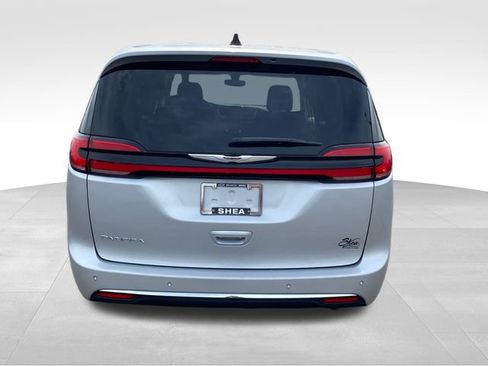 Used 2024 Chrysler Pacifica Touring-L FWD image 4