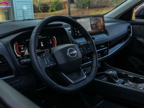 Used 2025 Nissan Rogue SL FWD image 14