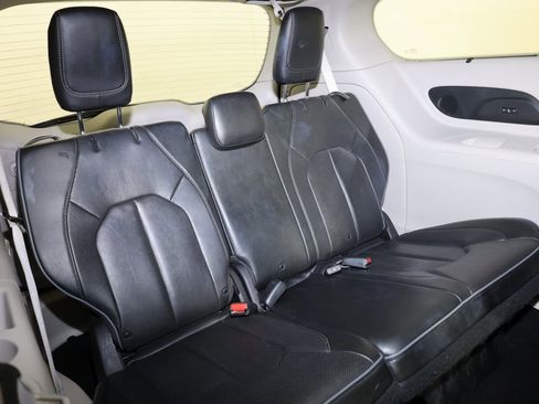 Used 2019 Chrysler Pacifica Limited image 45