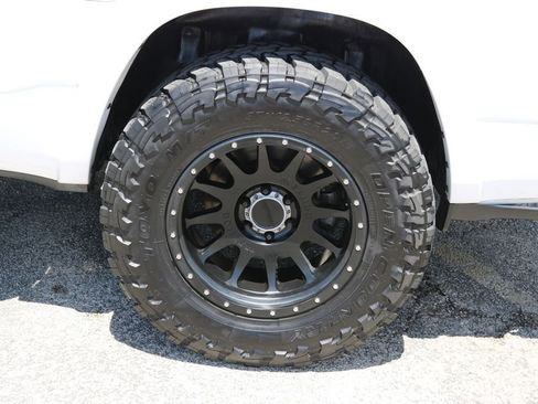 Used 2019 RAM 1500 Laramie AWD/4WD image 9