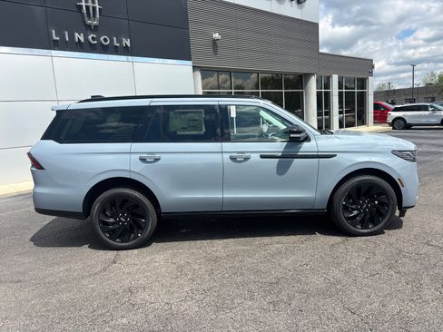 New 2026 Lincoln Navigator Reserve w/ Jet Appearance Package AWD/4WD image 8