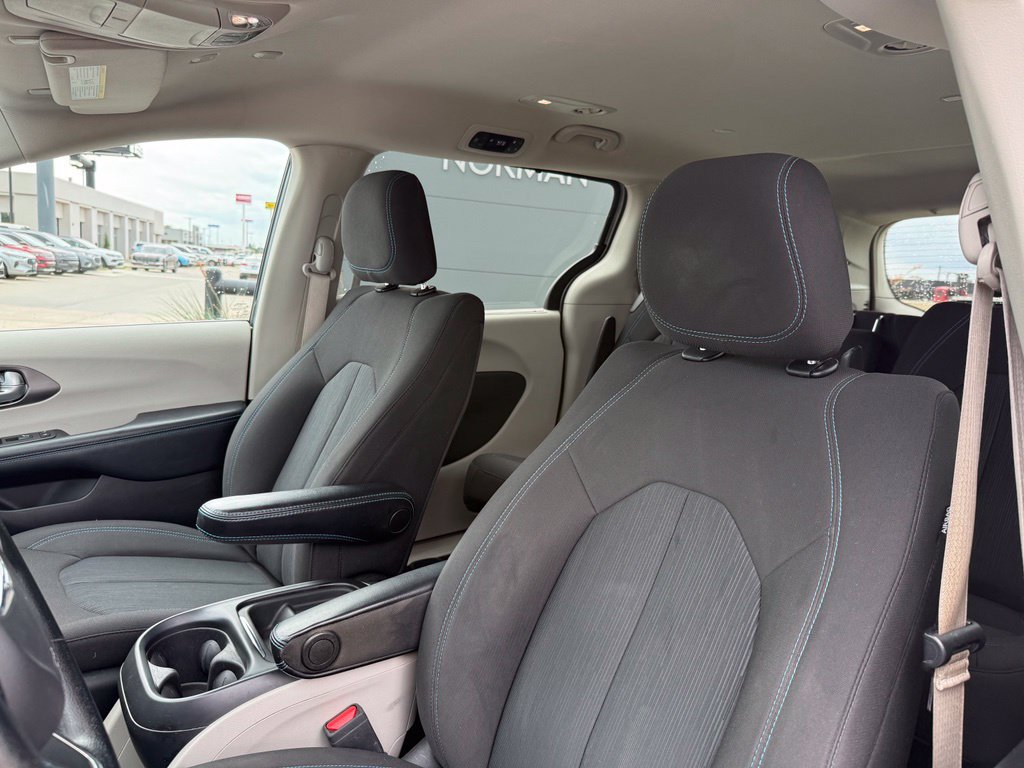 Used 2021 Chrysler Pacifica Touring FWD image 16