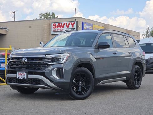 Used 2024 Volkswagen Atlas Peak Edition SE AWD/4WD image 2