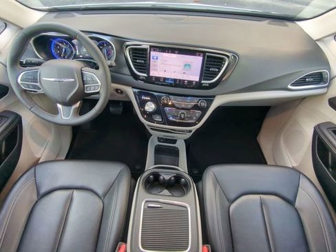 Certified 2024 Chrysler Pacifica Touring-L image 19