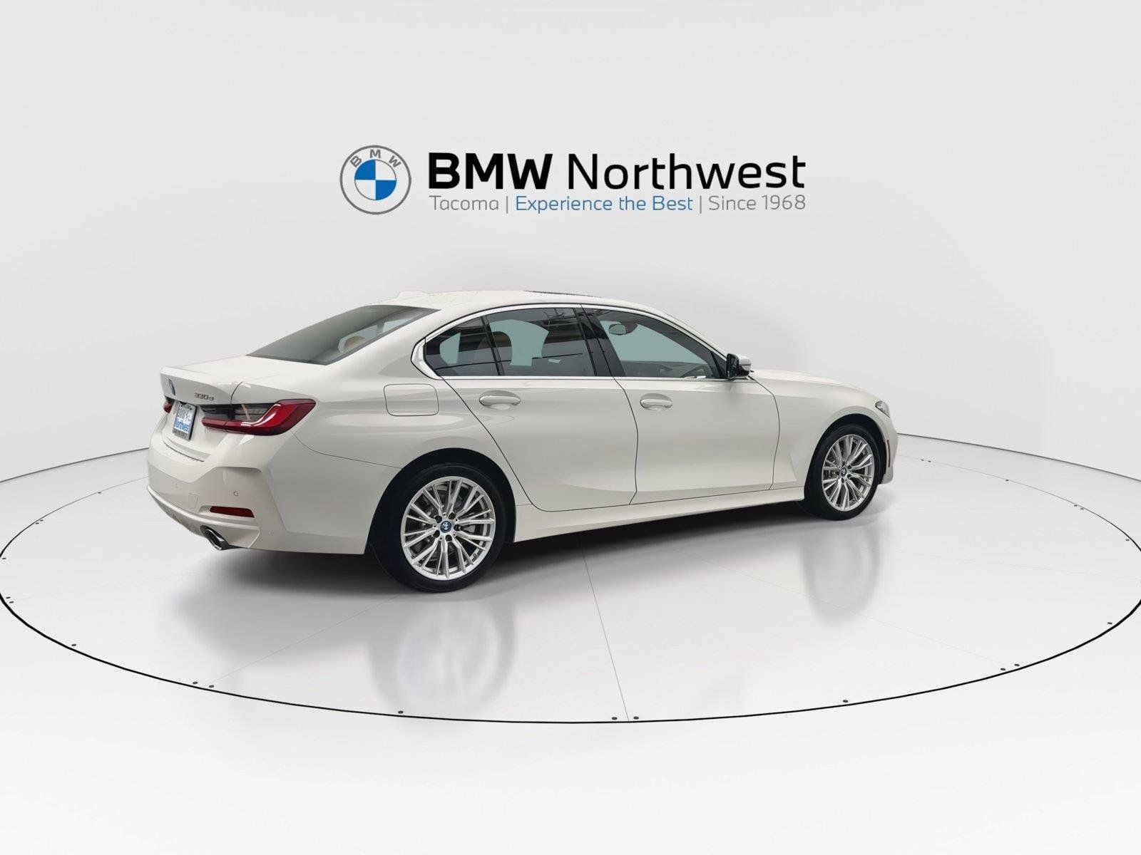 Used 2024 BMW 330e w/ Convenience Package RWD image 4