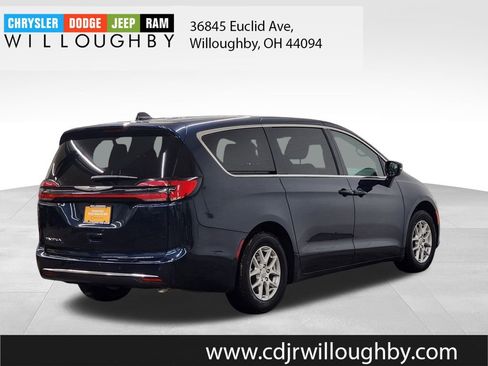 Used 2025 Chrysler Pacifica Select image 8